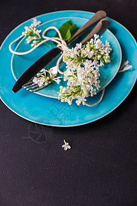 带白银色的春桌设置餐厅绳索丝带银器餐具花束环境植物群餐巾乡村背景图片