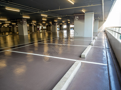 空的未来主义停车场停车场停车场的整洁和光滑地板上铺设建筑地面两极水泥背景车库建造运输天花板背景