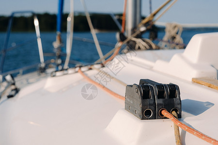 白色帆船素材白色游艇在海上的绞盘上的绳索持有者旅行海洋电缆运输运动甲板奢华蓝色宏观背景