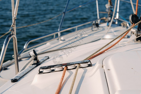 白色帆船素材白色游艇在海上的绞盘上的绳索旅行运动蓝色假期运输力量持有者甲板巡航索具背景