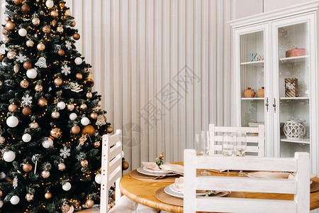 椅子圣诞树新年室内晚上高清图片