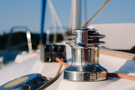 白色帆船素材白色游艇在海上的绞盘上的绳索电缆卷轴蓝色巡航运动甲板奢华旅行假期持有者背景