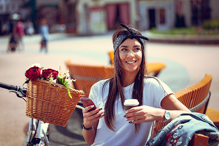 多么美好的一天阳光自行车情感水平享受冲浪电话咖啡休息互联网背景图片