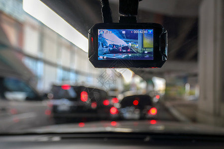 碾过Dash相机或汽车录像机在路上乘坐的车辆上背景