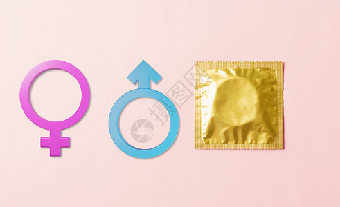 粉色标志包装袋中的避孕套和男女性别标志金子男性女性怀孕控制教育安全梅毒包装药品背景