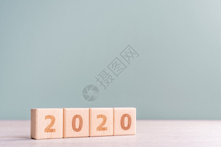 摘要 2020 设计理念  木桌上的几何木块立方体和低饱和度灰绿色背景特写复制空间预言灰色创造力成功周年金融正方形桌子概念数字背景图片