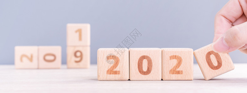 2019一路向前摘要 2020 2019 新年倒计时设计理念  女性在木桌和蓝色背景上拿着木块立方体特写复制空间桌子数字木头女士战略预报创造力灰背景