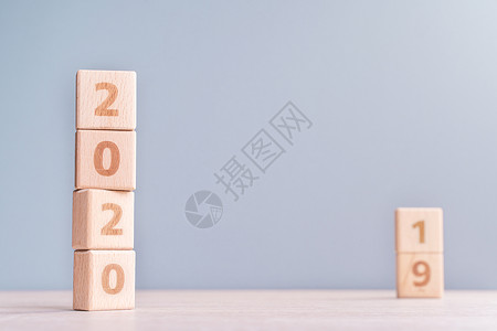 摘要 2020 2019 新年倒计时设计理念木桌上的木块立方体和低饱和度蓝色背景特写复制空间战略数字金融成就审查庆典商业正方形桌背景图片