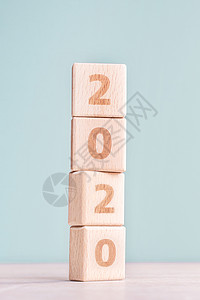 新构成派摘要 20202019 新年目标计划设计理念木桌上的木块立方体和柔和的绿色背景特写空白复制空间商业预算木头日历战略挑战金融成就派背景