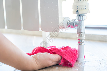 水地板女性手用抹布清洗取暖散热器漏水的水加热湿度设施发热保险洪水管道水分垫圈阀门背景