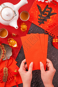 讲奉献有作为中国农历一月新年的设计理念女人拿着 给红包 红包 红包 作为幸运钱 顶视图 平躺 头顶上方 春字的意思是春天来了对联配件假期文化背景