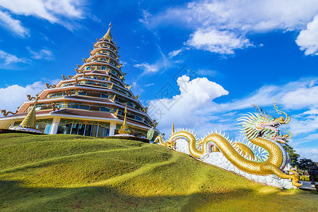 持枪的解放军怀普拉孔寺是一座寺庙 有泰国的泰华建筑天空旅游金子庆典功夫日落宝塔宗教观音雕塑背景