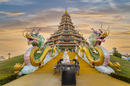 这是神马功夫怀普拉孔寺是一座寺庙 有泰国的泰华建筑艺术旅行日落金子文化雕塑建筑学装饰品旅游雕像背景