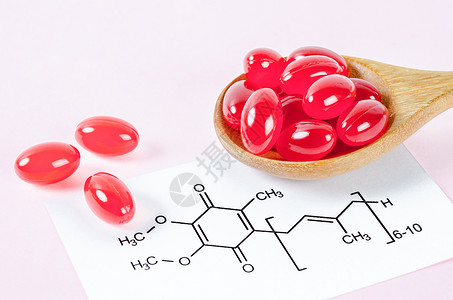 辅酶维生素Cenzyme Q10 用粉红色背景的化学配方背景