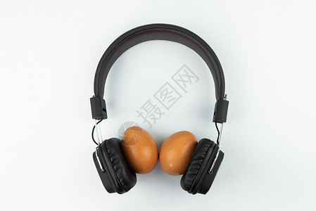 扁平耳机白色背景上孤立的扁平 耳机和鸡蛋工作室耳朵黑色配饰电缆立体声音乐技术打碟机体积背景