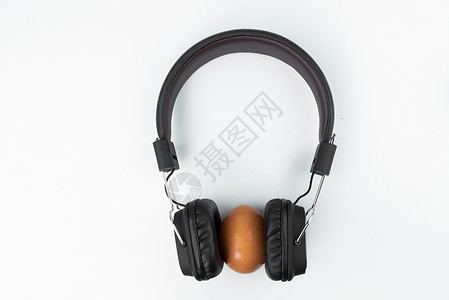 扁平耳机白色背景上孤立的扁平 耳机和鸡蛋黑色电子产品耳朵工作室立体声技术体积音乐配饰打碟机背景