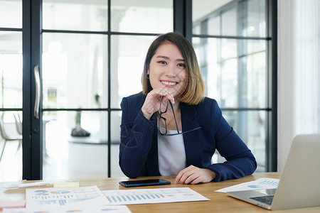 自信的女实业家在任秘书会议领导人士商业职业女性员工新生意财务背景