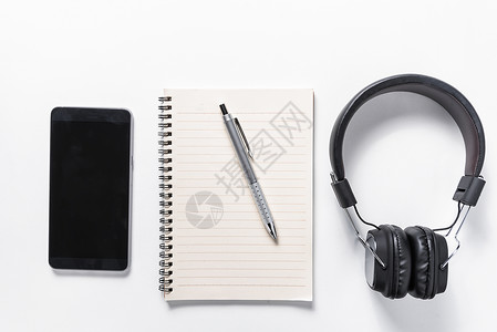 音乐文档平躺的耳机手机和笔记本在白色背景音乐概念设计师桌子小样文档技术电话办公室商业笔记床单背景