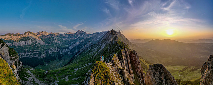 瑞士阿彭策尔阿尔卑斯山脉雄伟舍夫勒峰的陡峭山脊日落顶峰爬坡自由悬崖女士远足旅行观光小路背景
