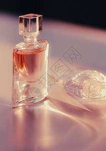 粉粉色晨光中的花香 香水作为奢华美容品和化妆品制品背景图片