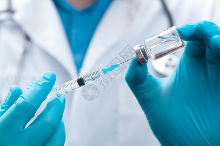 医生持有抗冠状病毒疫苗的毒物剂量注射胰岛素瓶子免疫安瓿病人科学糖尿病医院背景图片