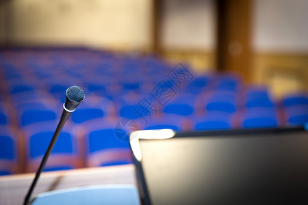 会议室大厅的 Rostrumm民众座位会议家具椅子教育屏幕蓝色训练演讲背景图片