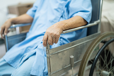 无效护理医院病房轮椅上的亚洲老年或老年老妇人患者 健康强健的医疗理念背景