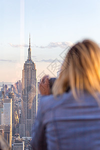 纽约新世贸中心美国纽约2019 年 5 月 17 日 美国纽约2019 年 5 月 17 日 在纽约市天际线通过双目取景器观察女性的后视图地平背景