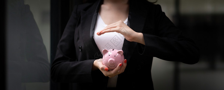 Banner形象 商业妇女手持和覆盖小猪银行 节省金钱和金融投资概念 包括背景图片