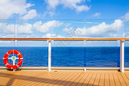 船栏杆游轮甲板上的橙色生命维星 有海洋背景和复制空间栏杆储蓄者救生圈渡船运输救援帮助救生员航海情况背景
