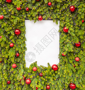 创意布局由圣诞树枝和白皮书卡片制成 平躺着复制空间新年概念白色季节红色松树庆典假期笔记绿色木板艺术背景