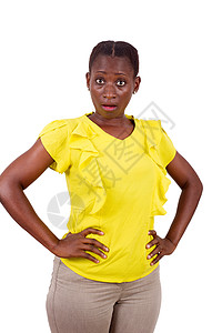 吊带裤子灰色背景的非洲女孩肖像化妆品微笑相机双手吊带黄色青年牛仔裤工作室眼睛背景