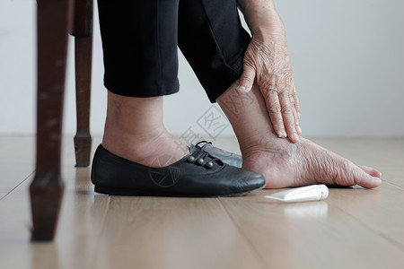 带奶奶鞋素材老年妇女在穿鞋前把奶油涂在肿胀的脚上母亲药品姑姑奶奶祖母手指保健退休糖尿病老化背景