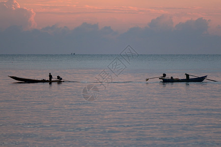 渔夫船清晨美丽的自然天空旅游蓝色地平线日落场景海洋风景渔夫阳光背景