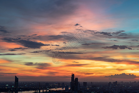 美丽的日落天空 在亚洲大都市上闪耀着光芒 美丽明亮的日落风景城市市中心自由生活地标橙子建筑物建筑天堂首都背景图片