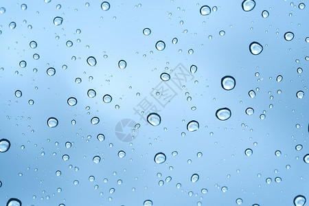 雨滴窗户在玻璃镜子背景的多雨水滴墙纸圆圈雨滴挡风玻璃环境窗户预报蓝色宏观气泡背景