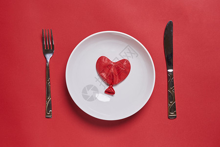 吃爱 心形气球吃饭馆庆典婚礼离婚刀具用餐食物桌子盘子纪念日背景图片