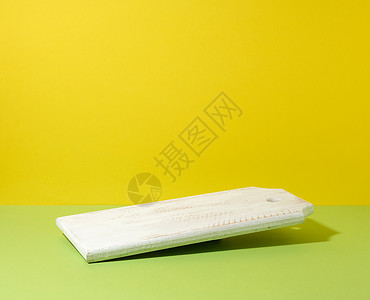 黄绿色背景 用具的长方形空白色木制厨房板背景图片
