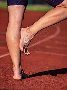膝盖弯曲的裸腿疲累 跑前肌肉紧张高清图片