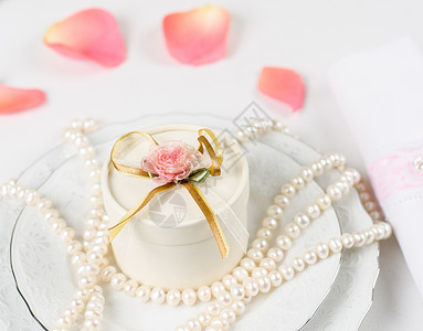 珍珠婚婚桌饰件午餐装饰用餐珍珠风格服务项链婚姻桌子盒子背景