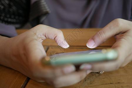 手握智能电话的近身女性屏幕互联网手机技术商业背景图片