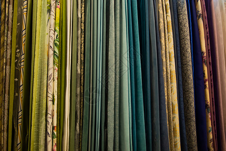 房间的窗帘有不同颜色和模式 横向挂着设计师店铺居家选择背景图片