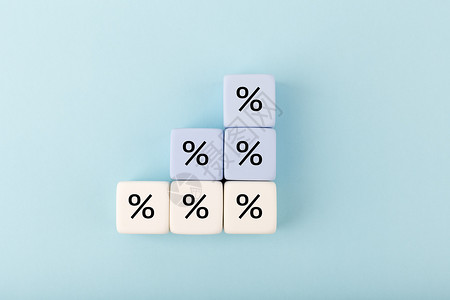 骰子6面将玩具块作为梯子 在亮糊面蓝色背景上显示百分比符号销售贷款兴趣金融立方体折扣支付广告利润高架背景