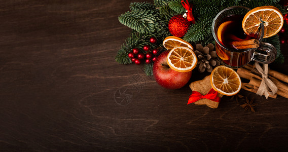 饮料装饰圣诞节的混合葡萄酒橙子饮料玻璃烈酒风格香料卡片食物玩具肉桂背景