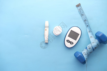 糖尿病测量工具和蓝色背景哑铃响声工具背景
