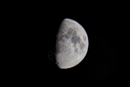 半月与黑暗的夜空背景图片