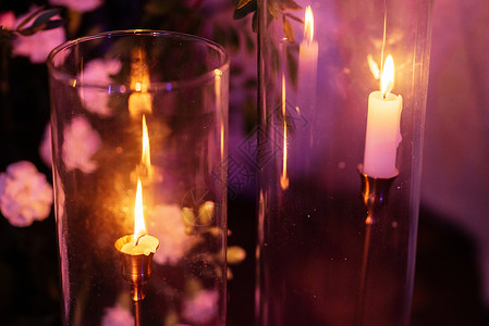 在宴席上点着活火的大气蜡烛装饰温暖假期幸福宴会风格桌子黄色婚礼棕色家庭背景图片