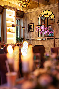 杜奎特在宴席上点着活火的大气蜡烛装饰婚礼黄色风格幸福假期温暖棕色烧伤宴会家庭背景