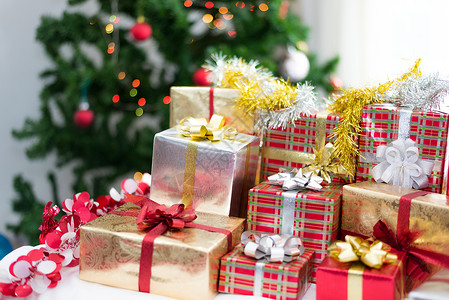 圣诞节主题元素带有圣诞树背景的礼品盒 可以在新年或圣诞派对上给孩子们带来惊喜 放松的假期和对象的概念 圣诞派对活动和新年快乐主题 装修物业代金背景