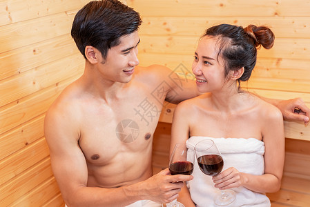 亚洲夫妇在桑拿房举杯喝酒庆祝结婚纪念日 蒸汽桑拿概念的健康皮肤热处理 假期和放松 人们的生活方式在一起治疗成人微笑身体温泉女士奢图片